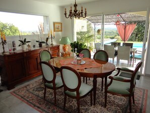 Free daily continental breakfast  - Chambre d'hôtes Les Oliviers (Saint-Martin-d'Ardèche)