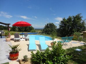 Außenpool (je nach Saison geöffnet), Sonnenschirme, Liegestühle