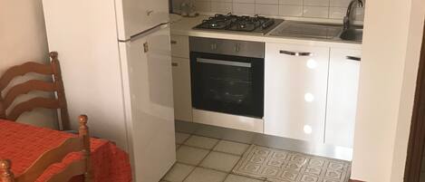 Apartment, 1 Bedroom | Private kitchen | Fridge, microwave, oven, stovetop