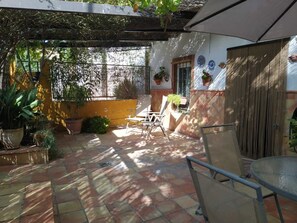 Espacio para trabajar con laptop y tabla de planchar con plancha 