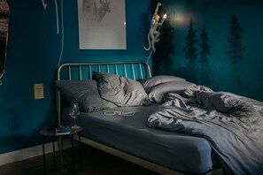 ميني بار ومكتب  ومكواة/لوح كي وواي فاي مجانًا