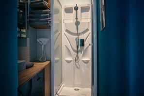 Apartment (Into the Wild) | Badezimmer | Dusche, kostenlose Toilettenartikel, Haartrockner, Handtücher