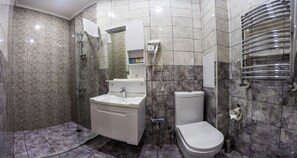 Shower, hydromassage showerhead, designer toiletries, hair dryer - Deniz Inn City Hotel (Baku)