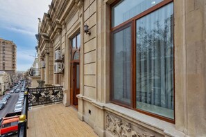 Deluxe Room, 1 King Bed, Balcony | Balcony