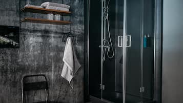 Apartment (Urban Jungle) | Badezimmer | Dusche, kostenlose Toilettenartikel, Haartrockner, HandtĂŒcher