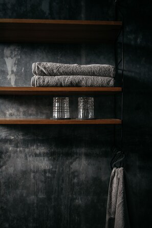 Shower, perlengkapan mandi gratis, pengering rambut, dan handuk