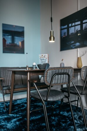 Apartment (Misty Forest) | Essbereich im Zimmer