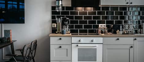 Apartment (Misty Forest) | Private kitchenette | Fridge, oven, stovetop, coffee/tea maker