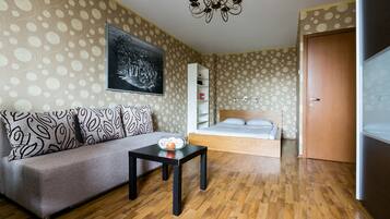 Apartment, 1 Doppelbett und Schlafsofa | 1 Schlafzimmer, schallisolierte Zimmer, Bügeleisen/Bügelbrett