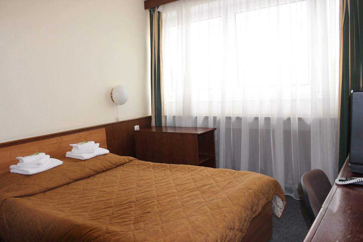 1 slaapkamer, een strijkplank/strijkijzer, gratis wifi, beddengoed