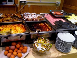 Café da manhã com buffet todos os dias (RUB 300 por pessoa) 