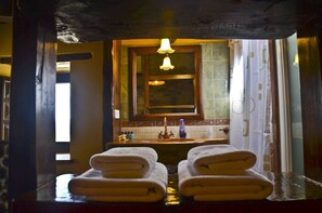 Doppelzimmer, eigenes Bad (Sajolida) | Badezimmer | Kostenlose Toilettenartikel, Haartrockner, Handtücher