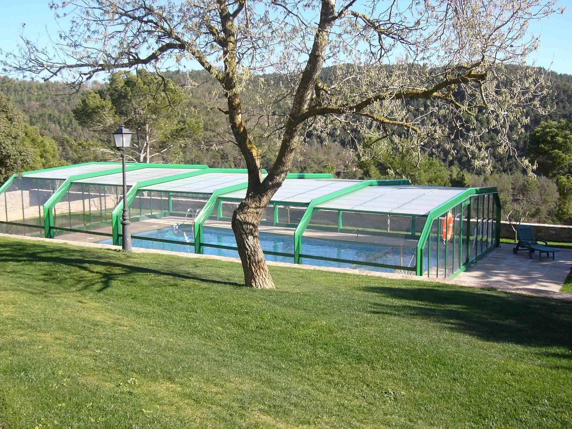 من حمّامات السباحة المغطاة، مقاعد للتشمس