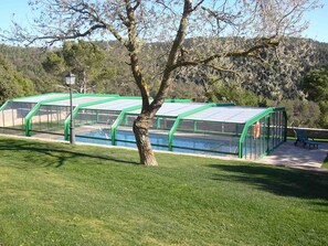 Een binnenzwembad en ligstoelen