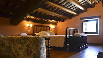 Double Room, Private Bathroom (Romani) | Individually decorated, individually furnished, laptop workspace