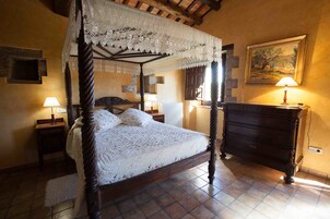 Quarto casal superior, banheiro privativo (Marialluisa) | Individualmente decorados, individualmente mobiliados