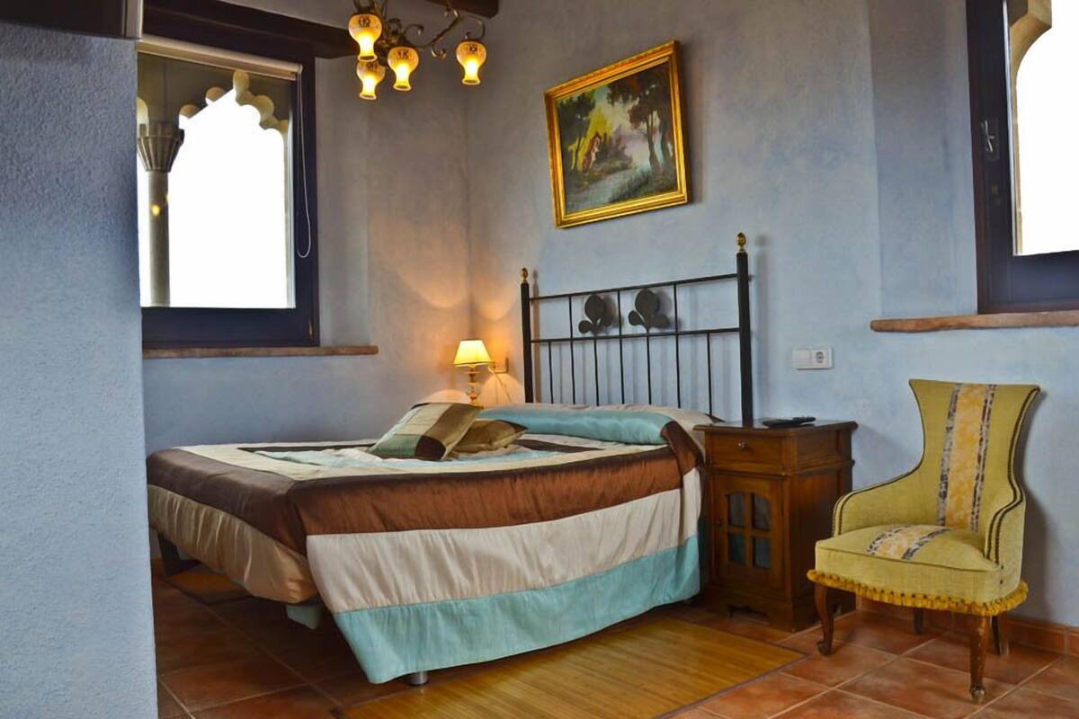 Habitación doble, baño privado (Rosa del Vents) | Espacio para trabajar con un portátil y tabla de planchar con plancha