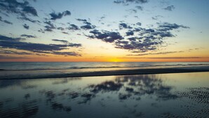 A beach with a calm sea and a sunset. - Tønder Byferie (Tonder)