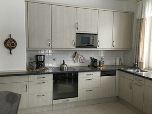 Apartamento, vistas al jardín | Cocina privada | Cafetera o tetera y mesa de comedor