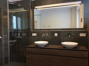 Apartamento, vistas al jardín | Baño | Secador de pelo y toallas