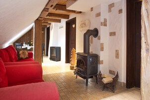 Exclusive Suite | Living area | Flat-screen TV, Netflix