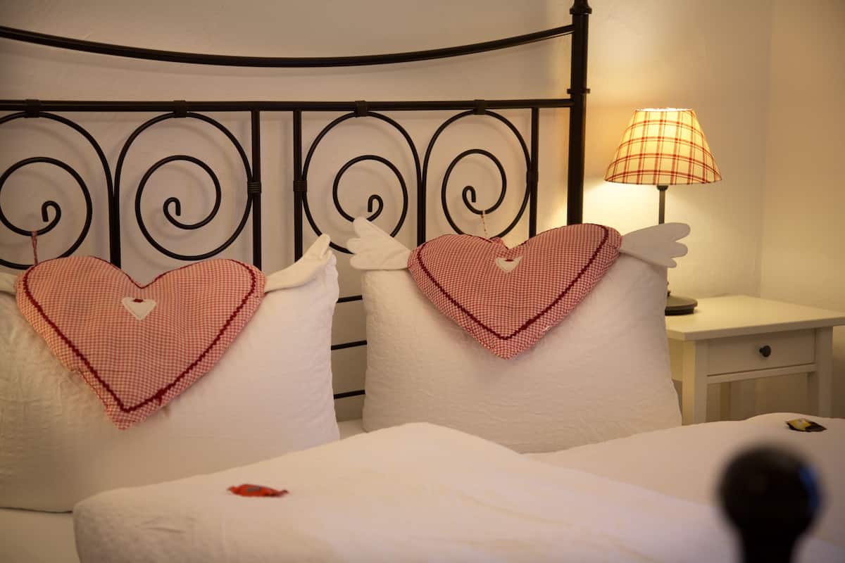 Kamar Comfort | Seprai premium dan didekorasi berbeda-beda