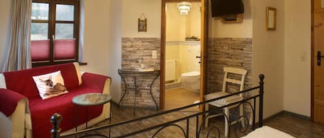 Comfort Room | Premium bedding, individually decorated, individually furnished, desk