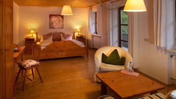 Comfort Room | Premium bedding, individually decorated, individually furnished, desk