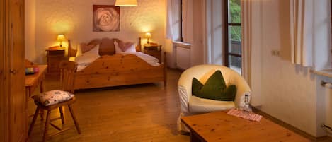 Comfort Room | Premium bedding, individually decorated, individually furnished, desk