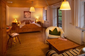 Comfort-huone | Ylelliset vuodevaatteet, yksilöllisesti sisustettu