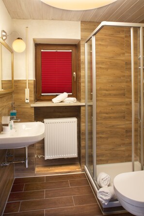 Chambre Confort | Salle de bain | Douche, séchoir à cheveux, serviettes fournies