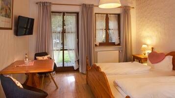 Comfort Room | Premium bedding, individually decorated, individually furnished, desk