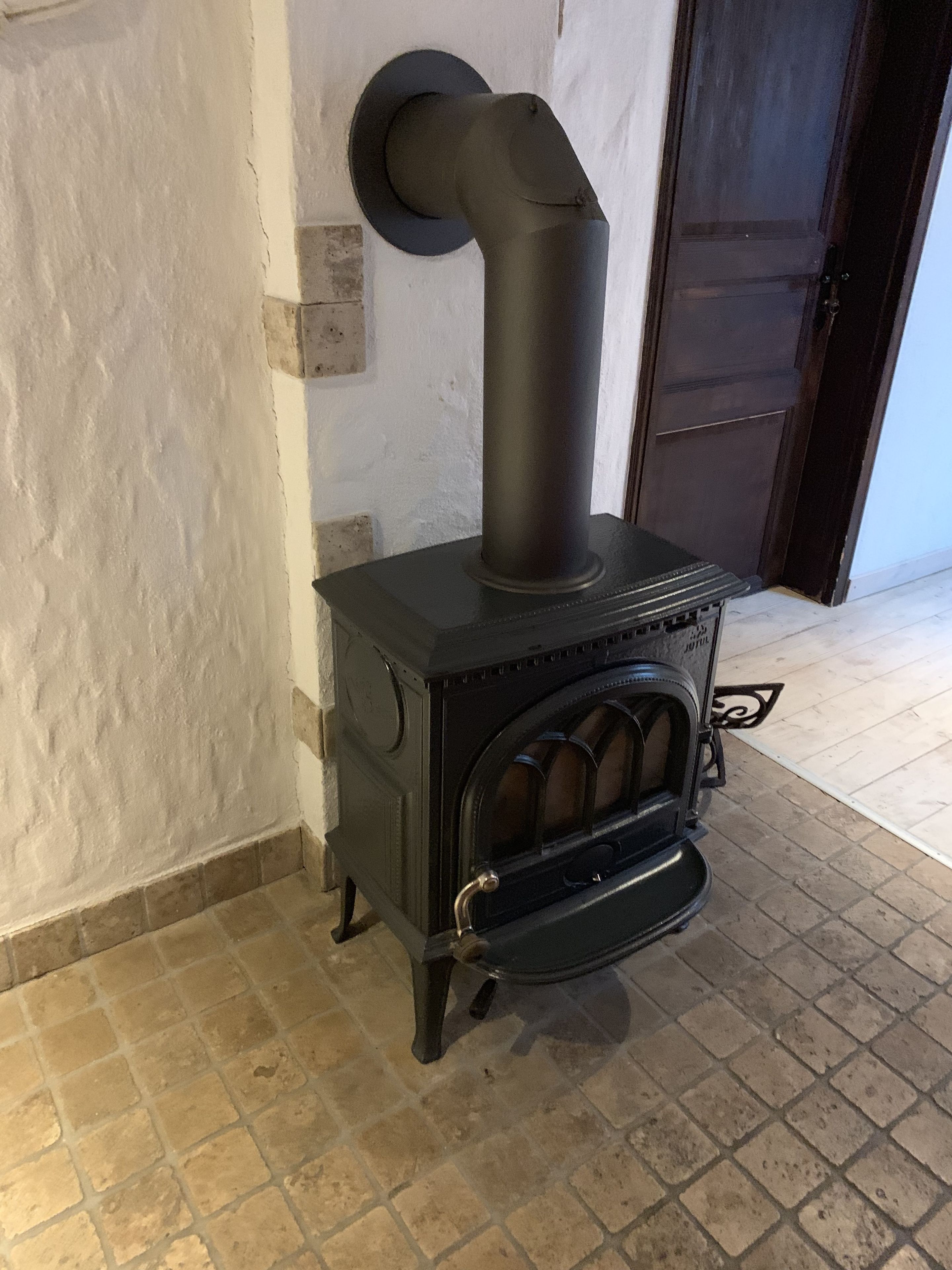 exclusive suite | living area | flat-screen tv, netflix