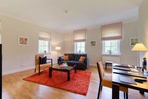 ห้องซูพีเรียสวีท | บริเวณนั่งเล่น | ทีวีจอแบน, เครื่องเล่นดีวีดี, แท่นต่อเครื่องเล่น MP3