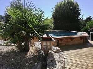 Una piscina al aire libre, sillones reclinables de piscina