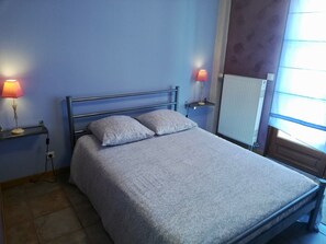 Double Room (Vigne) | Premium bedding, in-room safe, individually decorated - Chambres d'hôtes le Clos (Saint-Pierre-la-Palud)