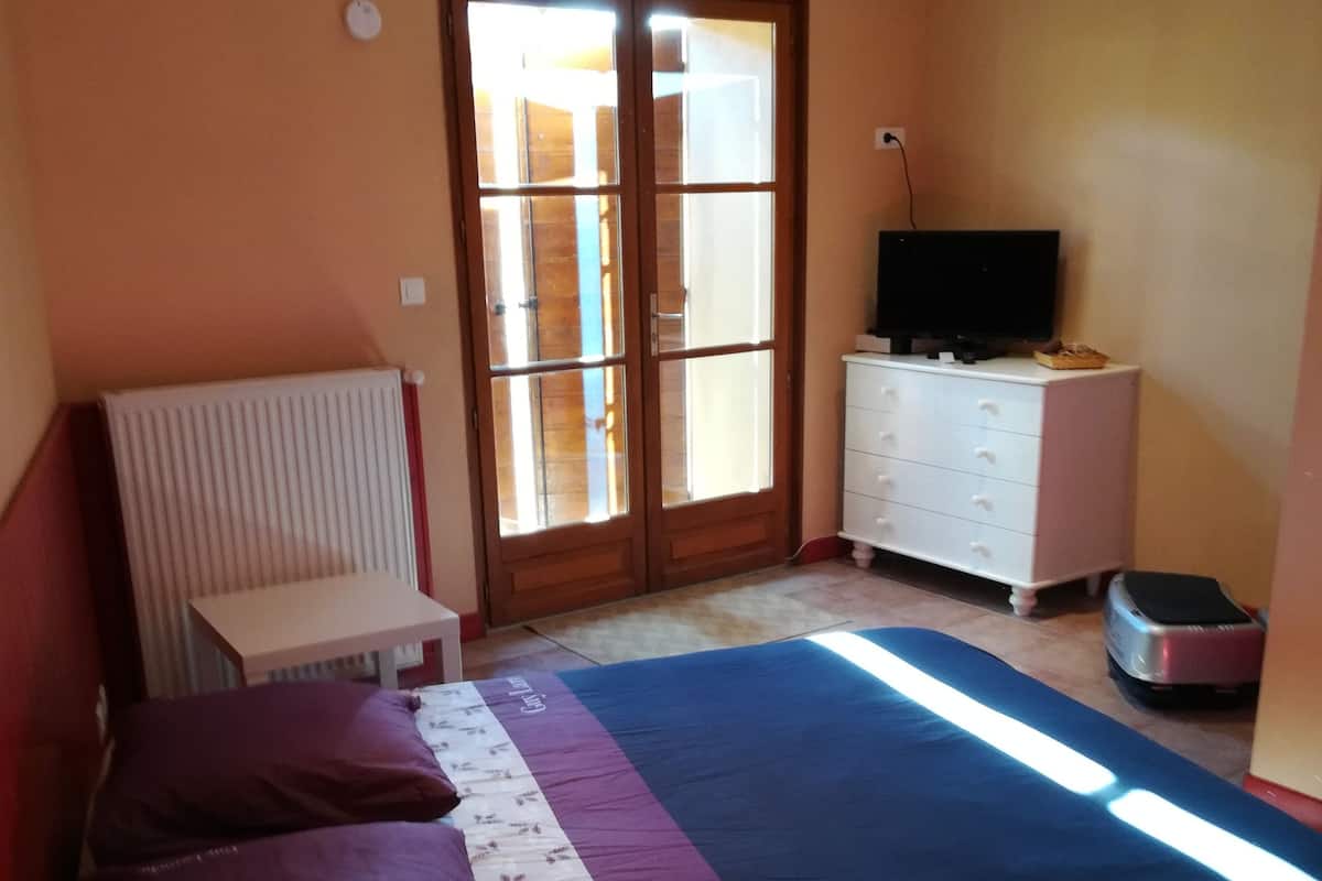 Habitación doble (First) | Ropa de cama de alta calidad y caja de seguridad en la habitación
