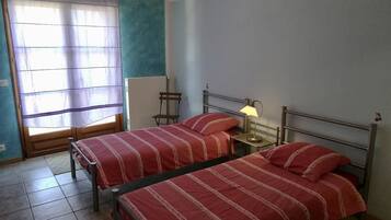 Kamar Twin (Cerisier) | Seprai premium, brankas, dan didekorasi berbeda-beda
