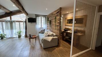 Suite Deluxe Nature (Jacuzzi en extra) | Decoración personalizada, muebles diferentes y cortinas blackout