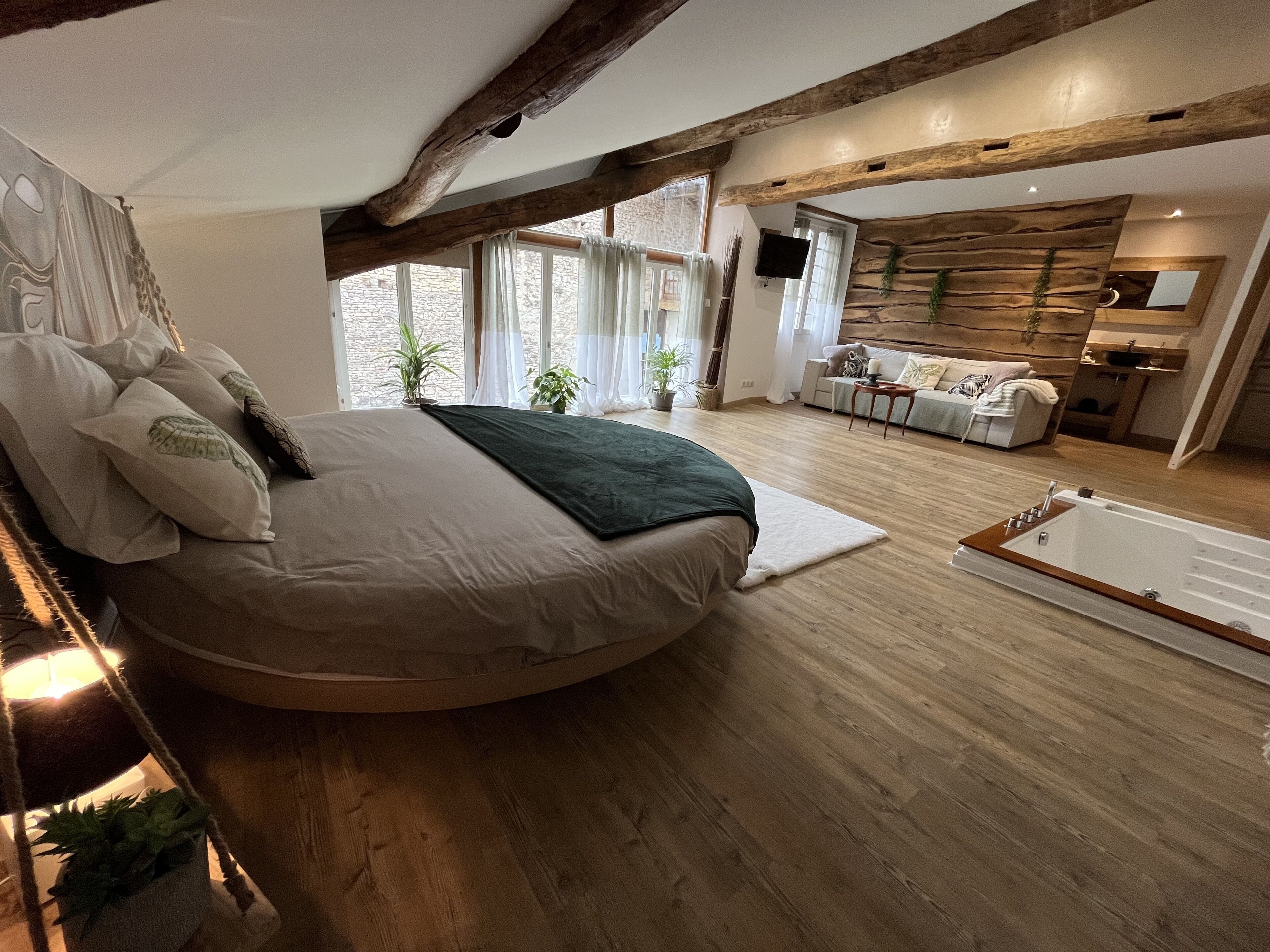 Suite Deluxe Nature (Jacuzzi en extra) | Individually decorated, individually furnished, blackout drapes