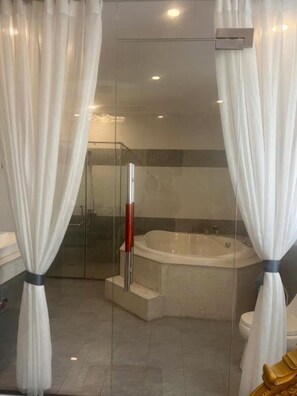 Suite, bañera, vistas a la ciudad | Baño | Bañera y ducha independientes y cabezal de ducha tipo lluvia