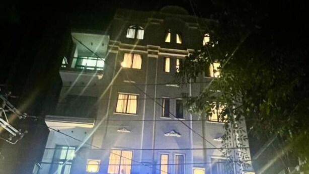 L’extérieur de l’hôtel White Diamond, avec son entrée bien visible et un café appelé « Cillo Coffee & Tea » situé juste à côté.
