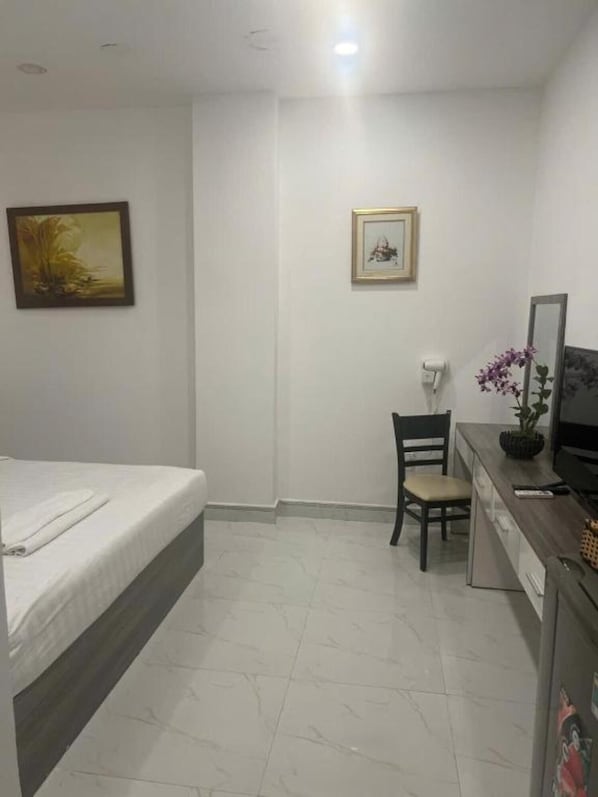 Standard Double Room | Desk, soundproofing, free WiFi, bed sheets
