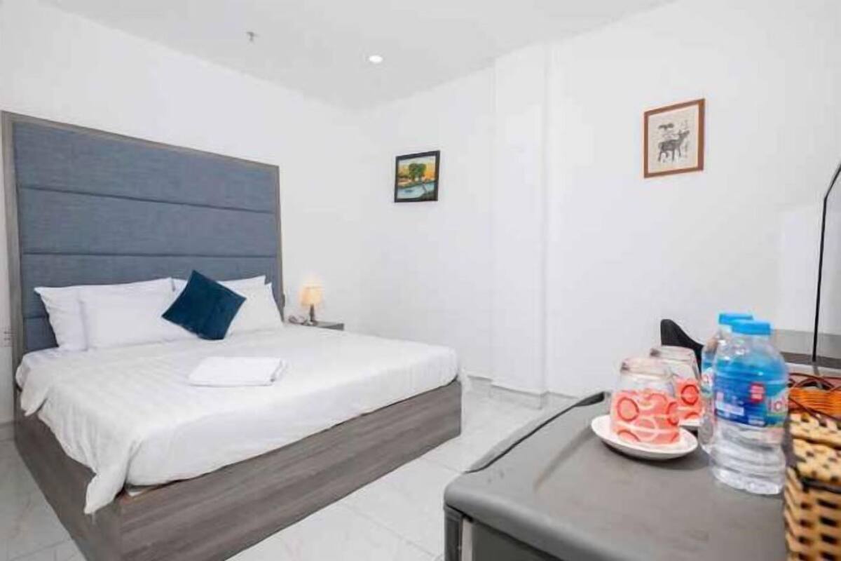Desk, soundproofing, free WiFi, bed sheets