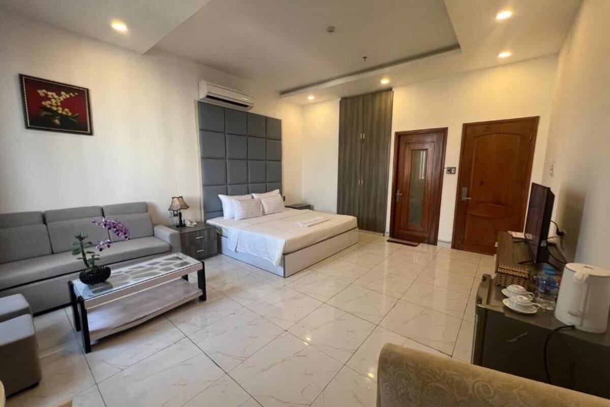 Suite Room City View with Bathtub | 1 bedroom, desk, soundproofing, free WiFi