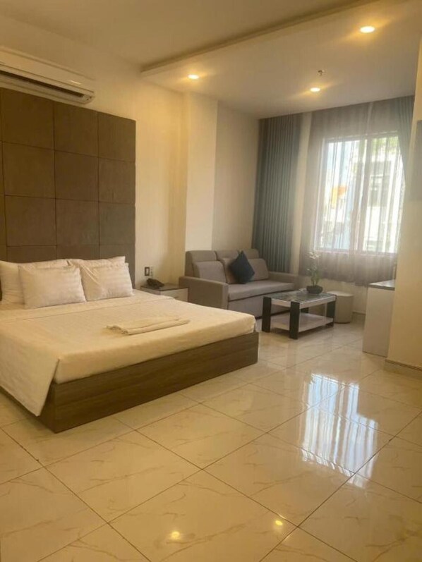 Habitación doble superior, vista a la ciudad | Escritorio, insonorización, wifi gratis y ropa de cama 