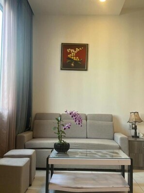 Suite, baignoire, vue ville | Bureau, chambres insonorisées, Wi-Fi gratuit, draps fournis