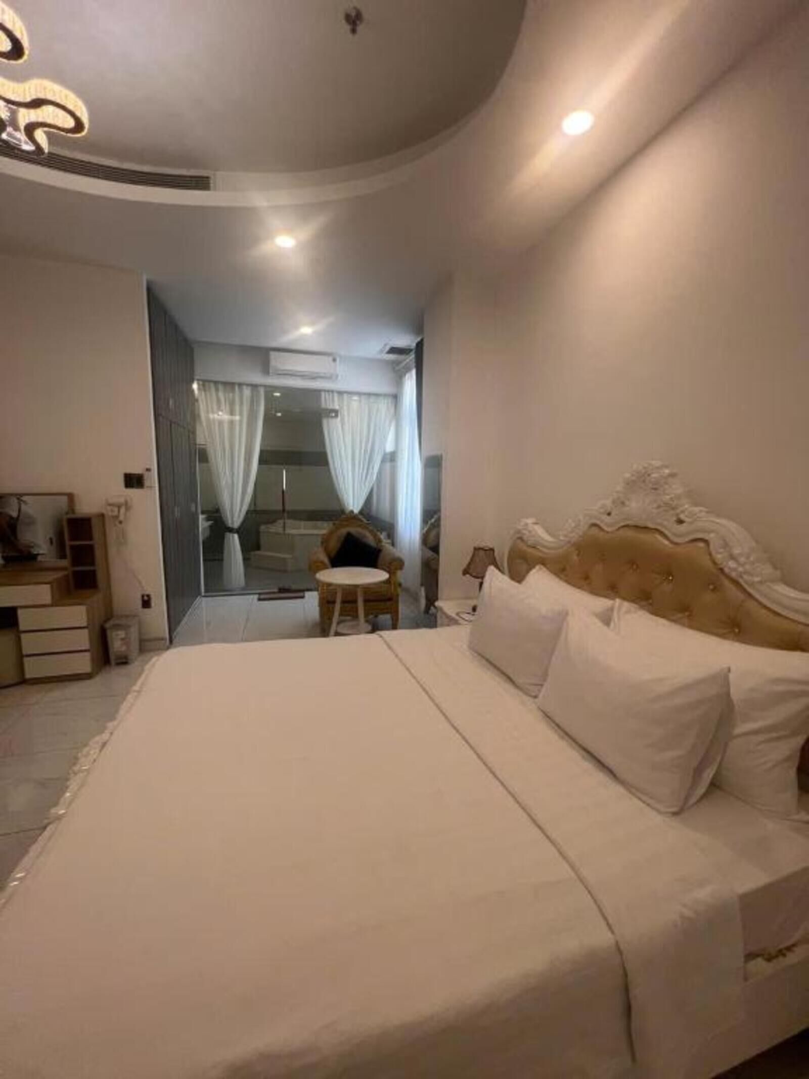 Suite Room City View with Bathtub | Desk, soundproofing, free WiFi, bed sheets