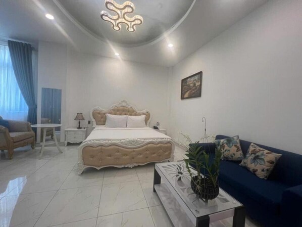 Suite Room City View with Bathtub | Desk, soundproofing, free WiFi, bed sheets
