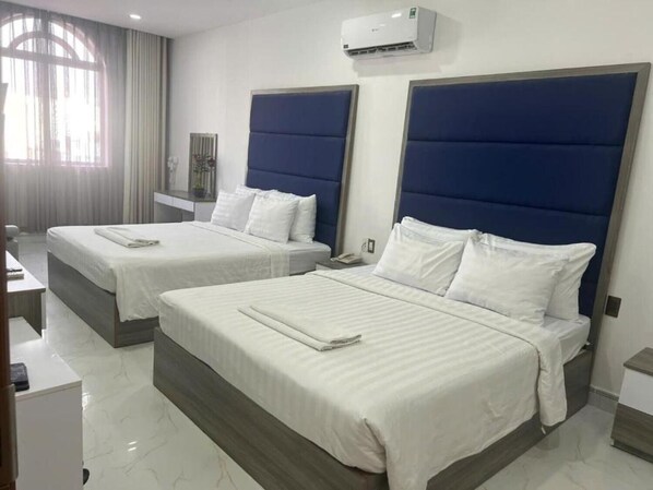 Chambre Familiale, vue ville | Bureau, chambres insonorisées, Wi-Fi gratuit, draps fournis